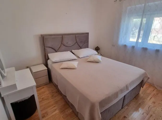 Lili Апартаменты Биоград-на-Мору